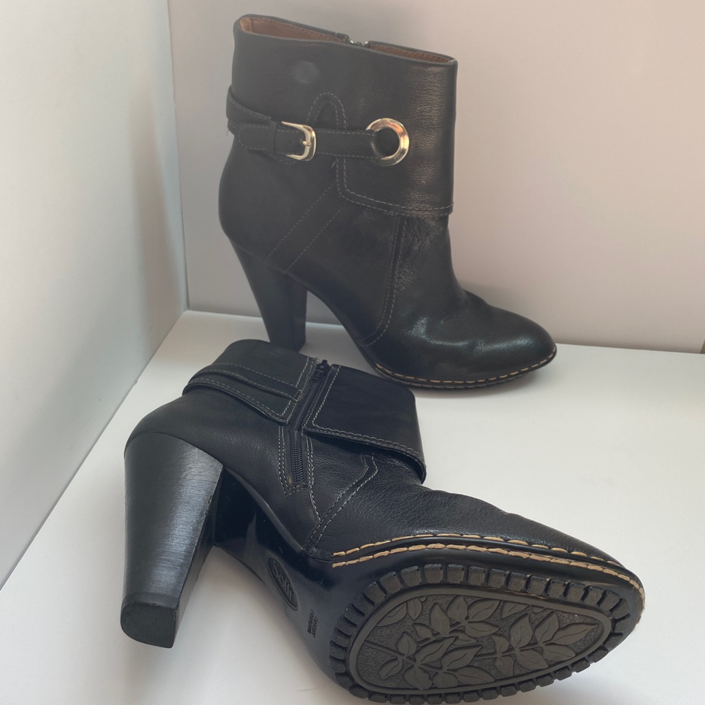 Sofft Sollea Black Leather Heeled Bootie. 9m